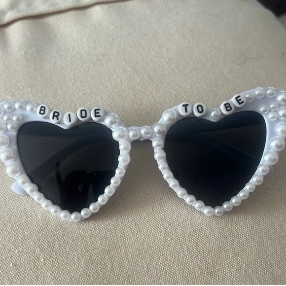 REVOLVE Bride To Be Heart Sunglasses - Picture 1 of 2